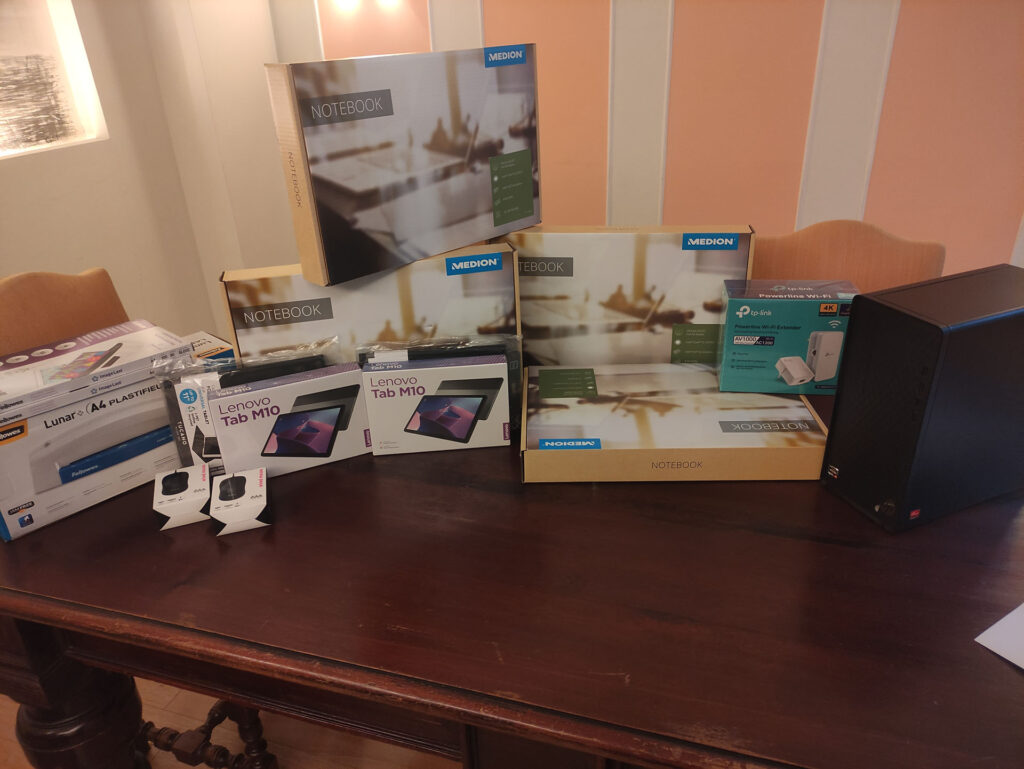 materiale acquistato in favore di Aias, da mettere nella sezione